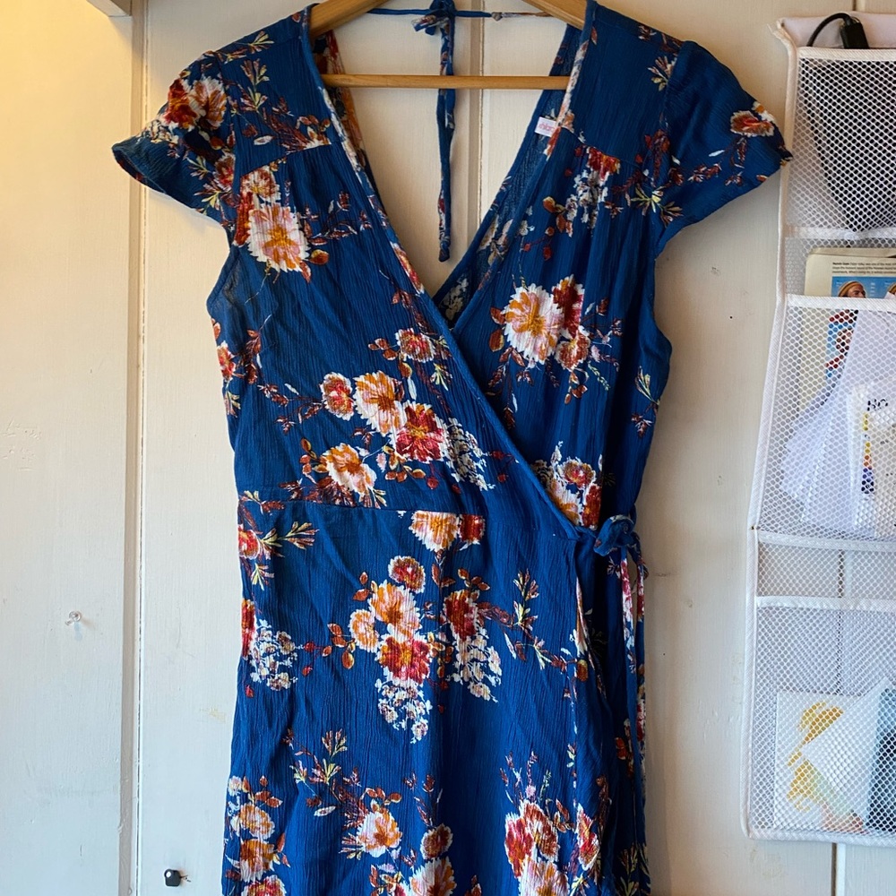 Flowy wrap dress blue floral chic stylish elegant head turner